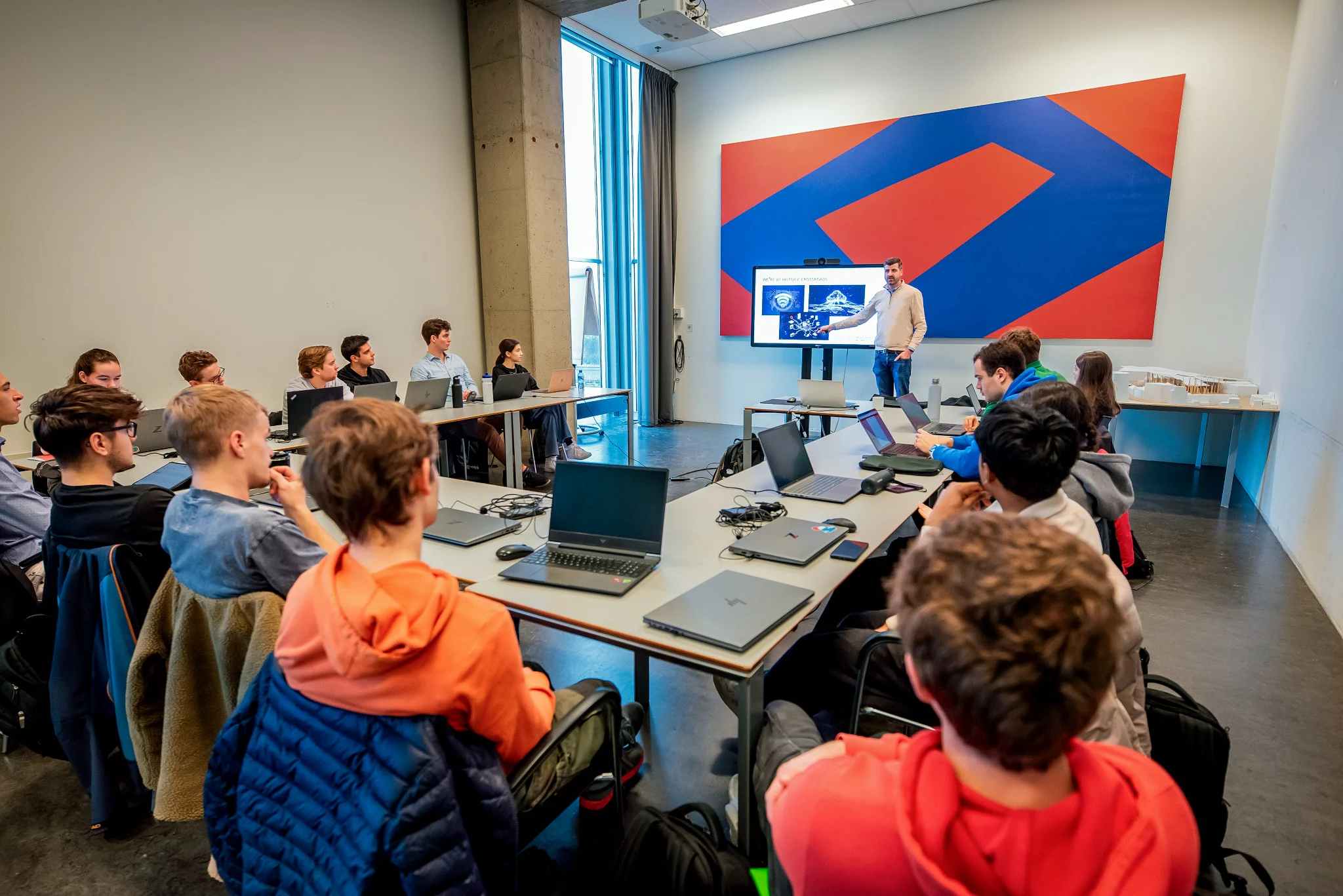Deelnemers volgen een AI training