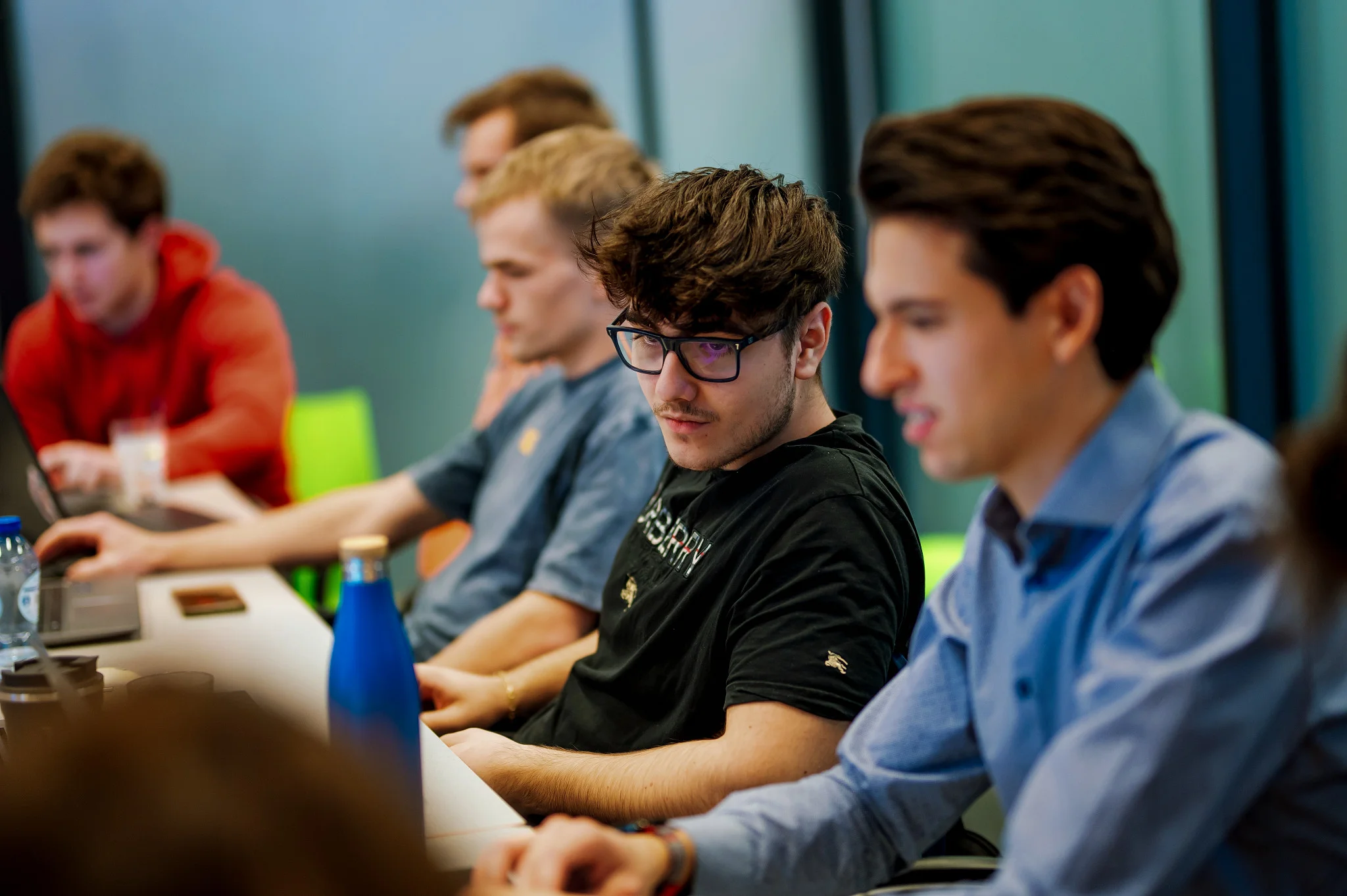 Deelnemer werkt achter de laptop tijdens een AI training