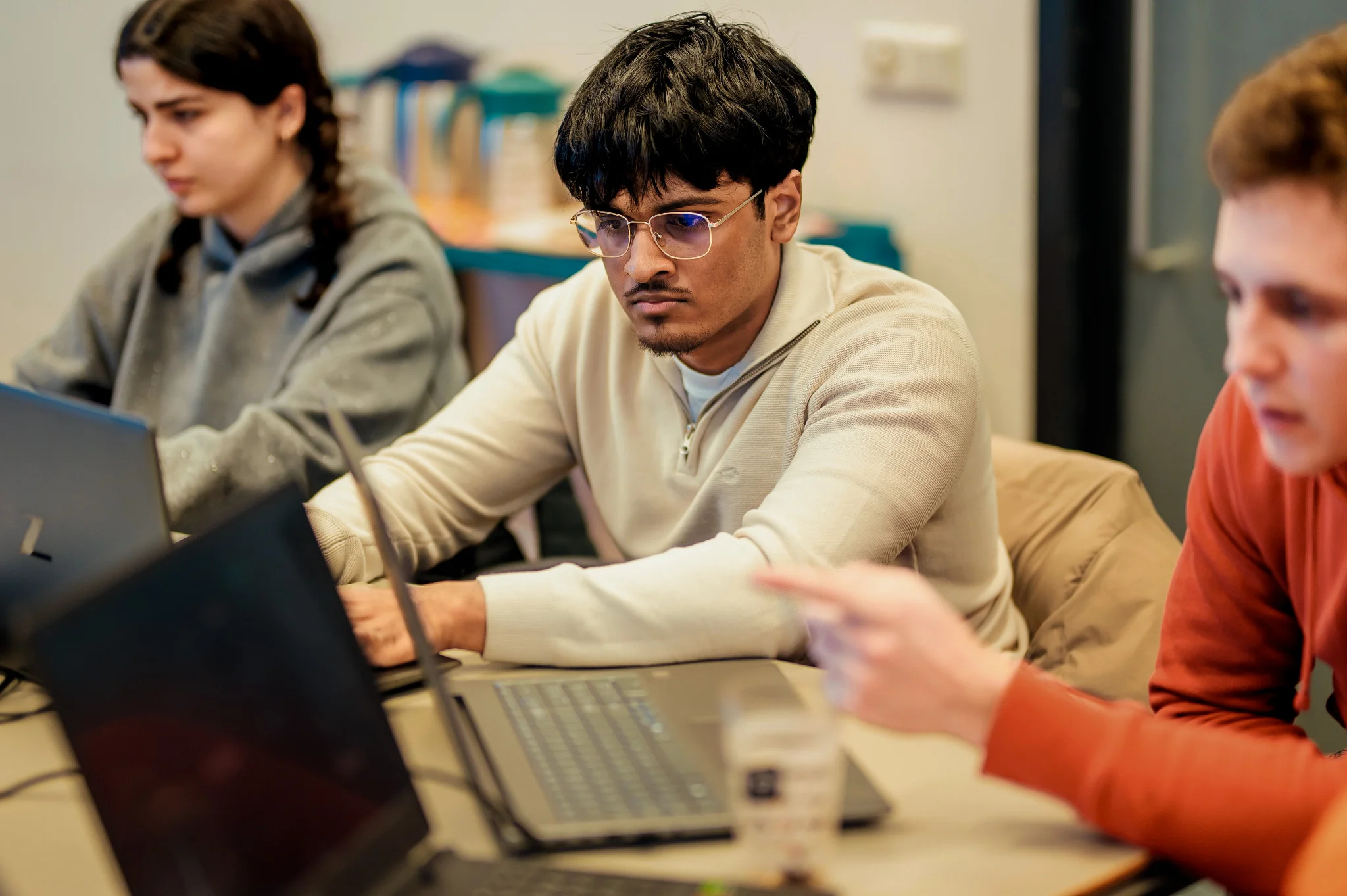 AI training in volle gang met deelnemers achter laptops